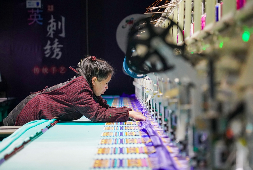 在貴州省從江縣美娥社區(qū)一家民族刺繡企業(yè)生產(chǎn)車間，工人在用數(shù)控機(jī)床生產(chǎn)刺繡產(chǎn)品。