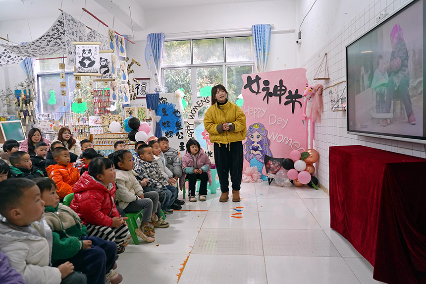 2025年3月6日，貴州省畢節(jié)市納雍縣龍場鎮(zhèn)中心幼兒園“溫情三八·感恩有您”活動現(xiàn)場，老師在給孩子及家長講解三八婦女節(jié)的來歷。 楊英 攝
