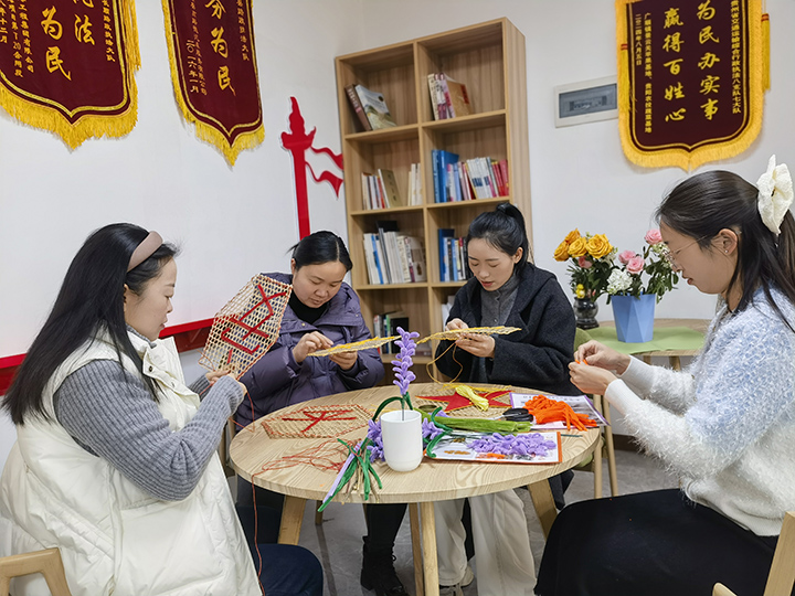 圖為女職工開展手工制作。