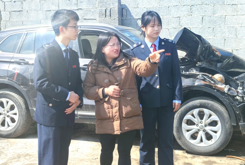 稅務(wù)人員在威寧縣永萬廢舊汽車回收有限公司走訪調(diào)研廢舊汽車回收情況。