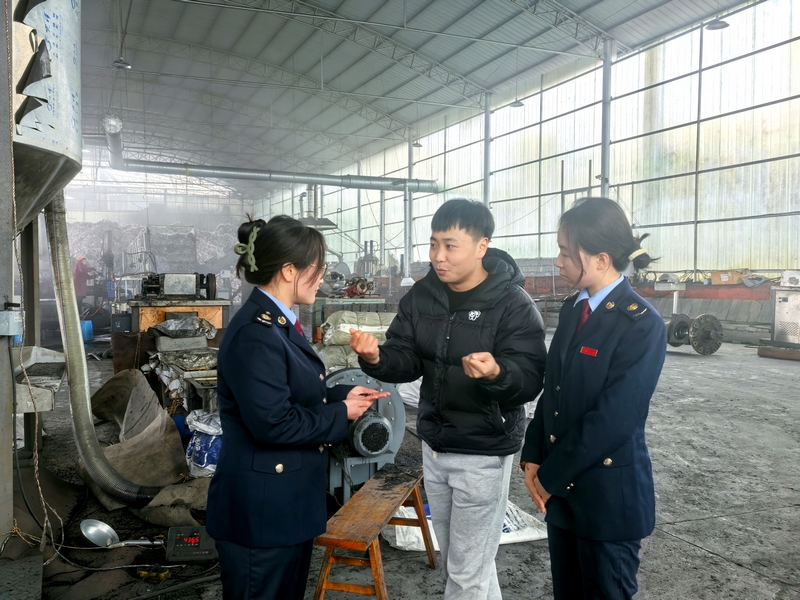 稅務(wù)人員在貴州容乾新能源有限公司走訪調(diào)研廢舊塑料生產(chǎn)回收情況。