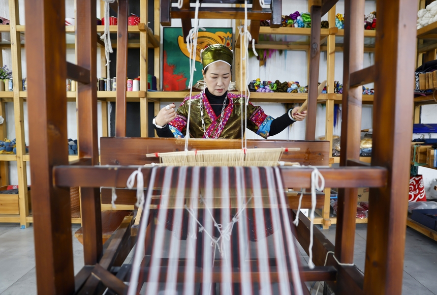 龍祿穎在公司手工刺繡車間紡線。
