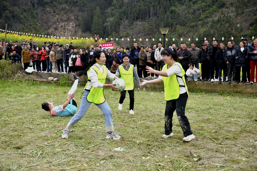 村民在榕江縣寨蒿鎮(zhèn)平堡村參加“嬢嬢團趣味足球”活動。