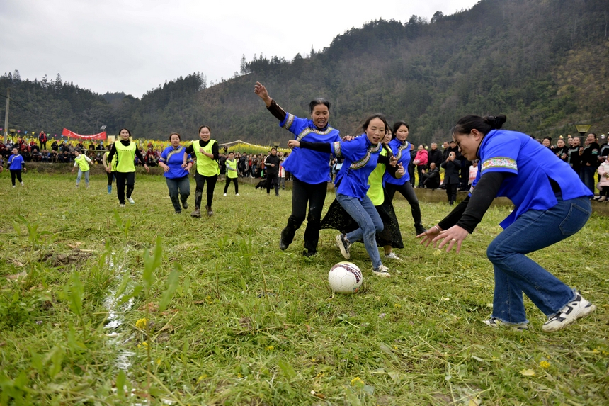 村民在榕江縣寨蒿鎮(zhèn)平堡村參加“嬢嬢團趣味足球”活動。