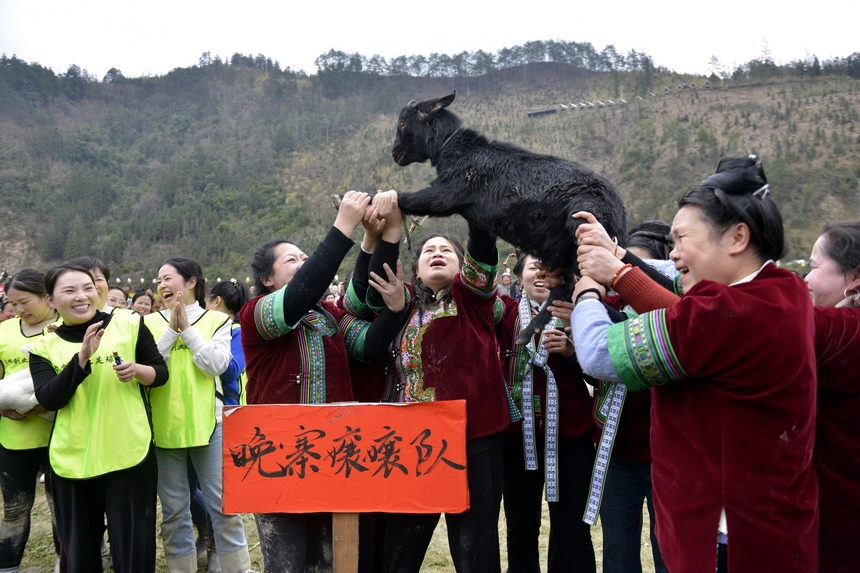 村民在榕江縣寨蒿鎮(zhèn)平堡村展示參加賽事獲得的獎(jiǎng)品。