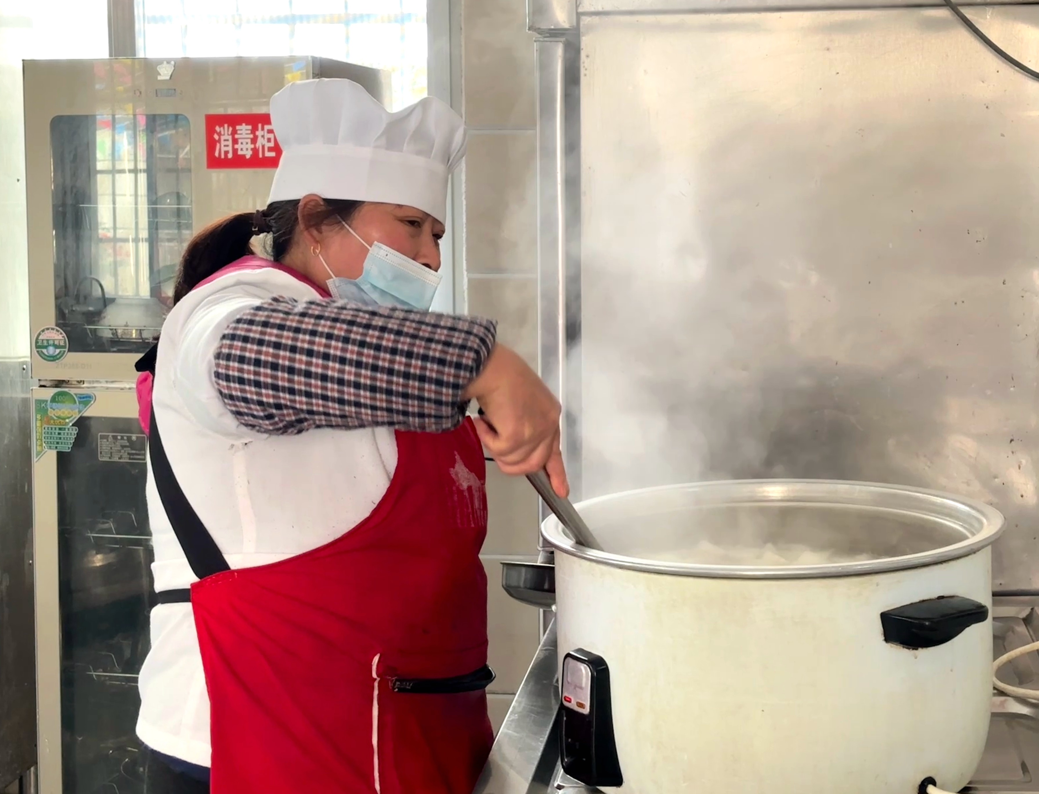廚房內(nèi)，廚師按照葷素搭配，準備營養(yǎng)的餐食。刁苓沙攝