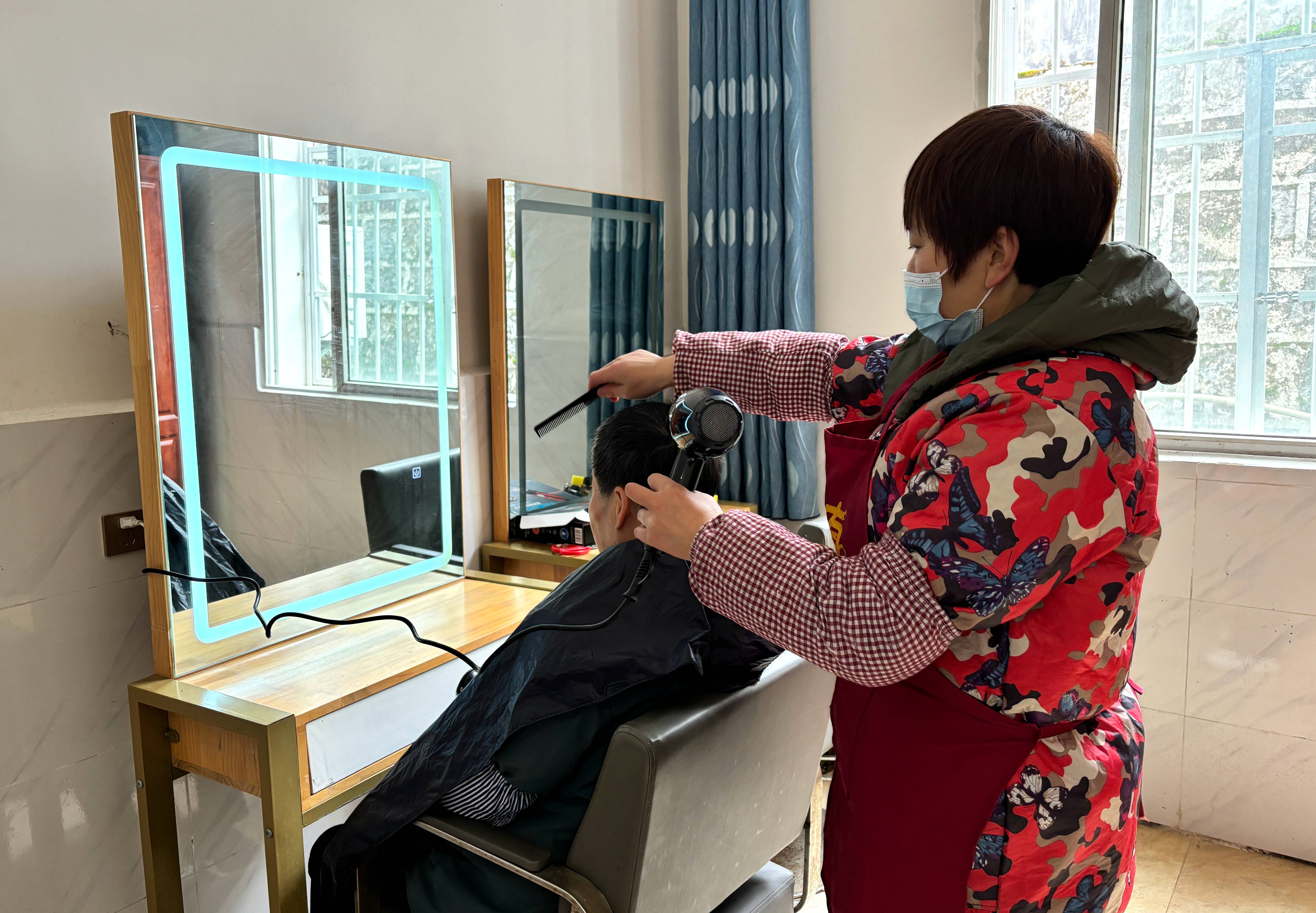 工作人員對老人開展理發(fā)。刁苓沙攝