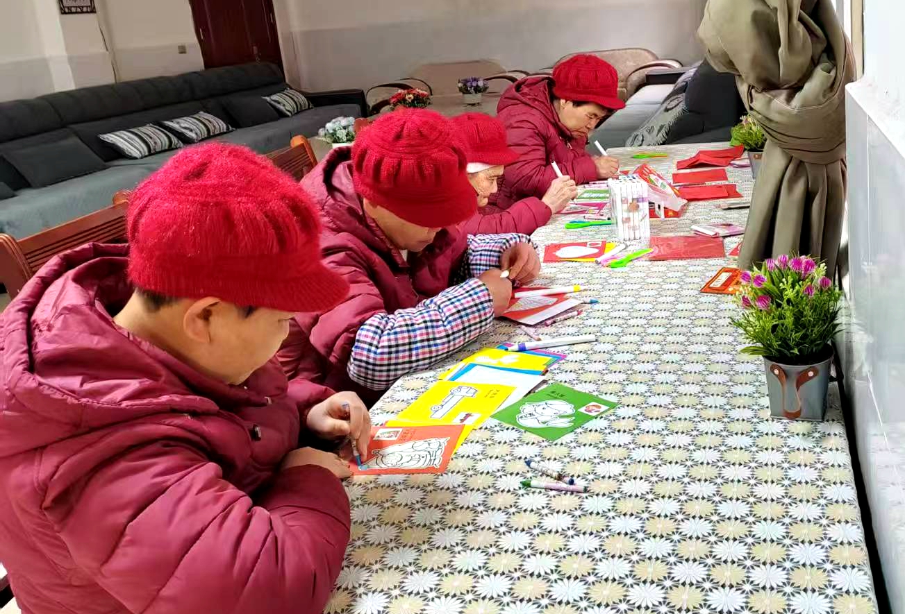 老人們在多功能活動室進行手工創(chuàng)作。刁苓沙攝