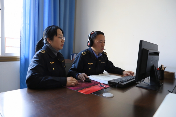 在劍河縣市場監(jiān)督管理局革東分局，工作人員正在和申請人開展線上”云勘驗“核查。 (12).jpg