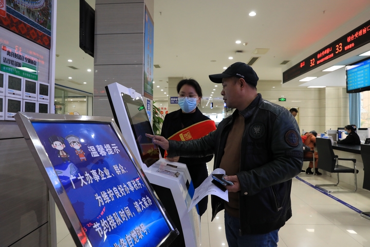 在劍河縣政務(wù)服務(wù)大廳，工作人員正在指導(dǎo)和幫助辦事群眾辦理各項業(yè)務(wù)。 (1).JPG