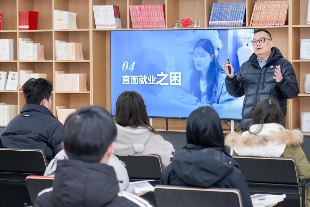 潘毅講課現(xiàn)場(chǎng)。