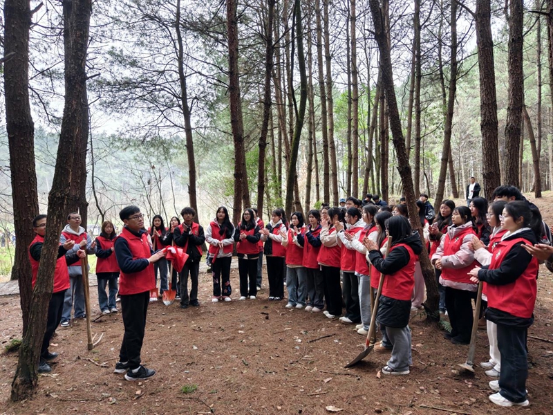 2.3·12植樹節(jié)生態(tài)文明志愿服務(wù)省級(jí)示范活動(dòng)現(xiàn)場(chǎng)。共青團(tuán)貴州省委 供圖.jpg