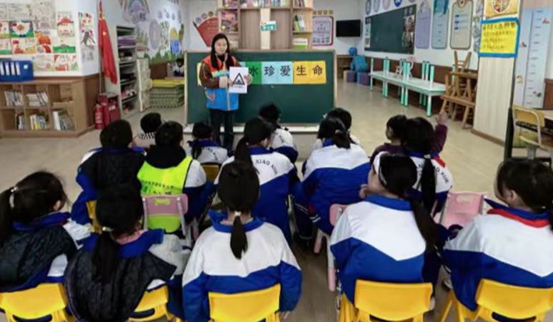 積極引導社會力量關(guān)愛兒童健康成長近年來，沿河自治縣始終堅持兒童利益優(yōu)先，以兒童之家為陣地，整合部門資源，積極引導社會力量開展形式多樣的主題活動，助力兒童健康成長。近日，該縣多部門聯(lián)合社會機構(gòu)開展各類主題活動。