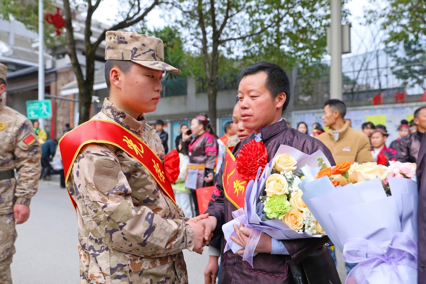 新兵與家屬道別。楊菊梅攝 