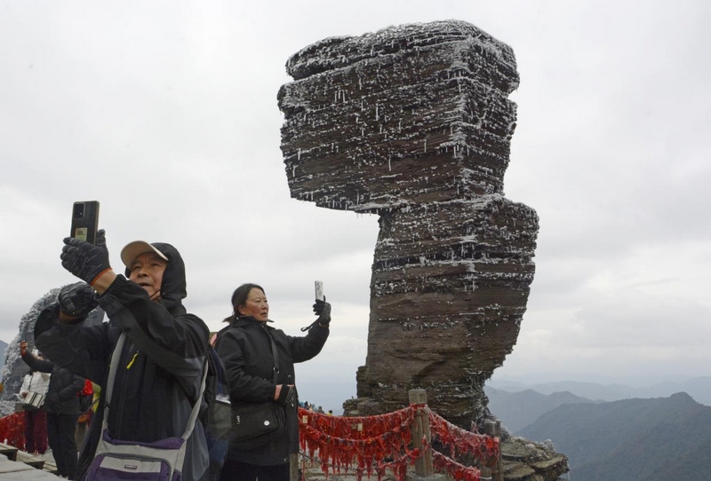 游客在雪后貴州梵凈山“打卡”留念。申逸愷攝