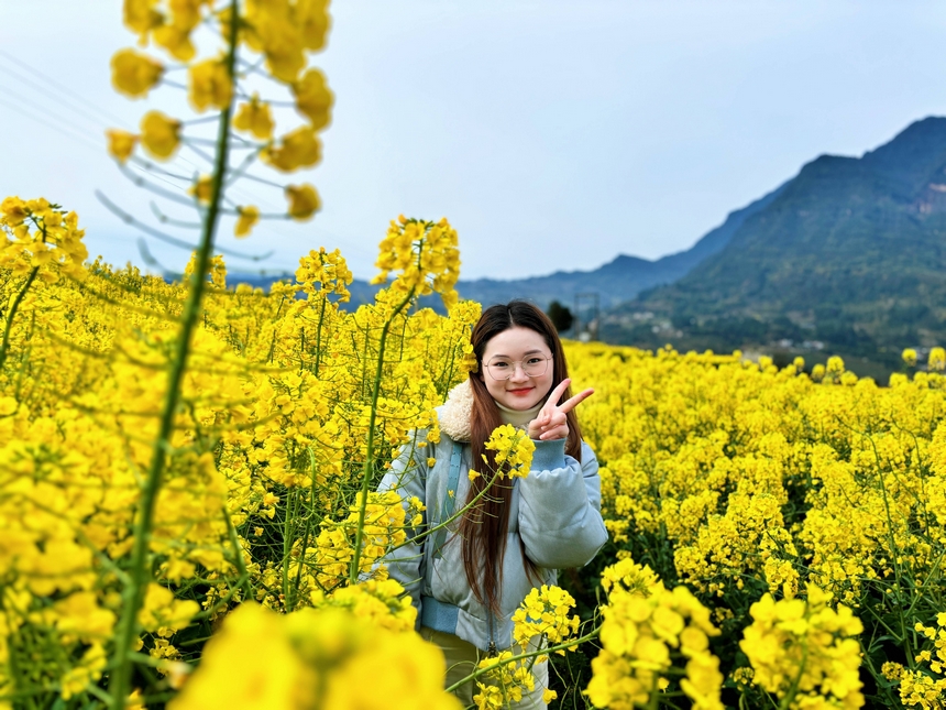 油菜花田成了不少村民、游客的熱門(mén)拍照打卡點(diǎn)。