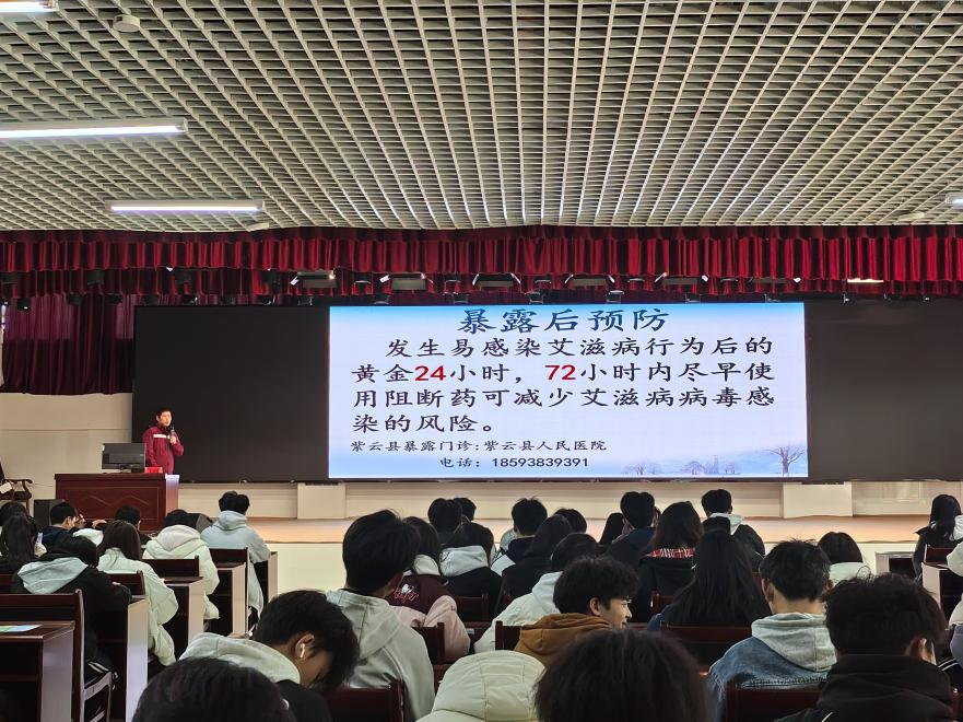 縣疾控中心專家為學(xué)生講解預(yù)防艾滋病等相關(guān)知識。