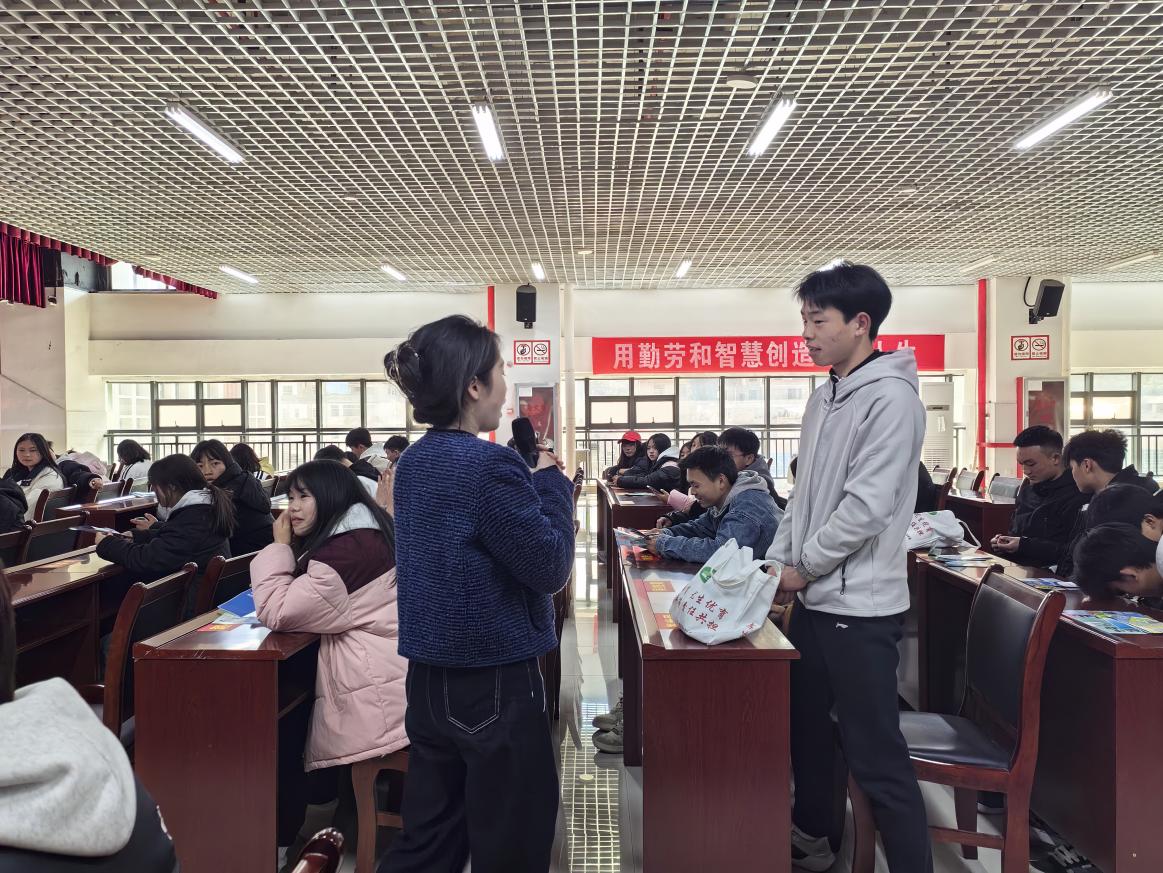 縣職中心理老師與學(xué)生互動現(xiàn)場。