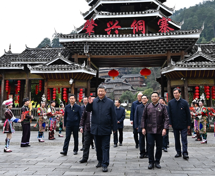 2025年3月17日下午，習(xí)近平在黔東南州黎平縣肇興侗寨考察時，在寨門口向身著民族盛裝歡迎的村民揮手致意。新華社記者 燕雁 攝