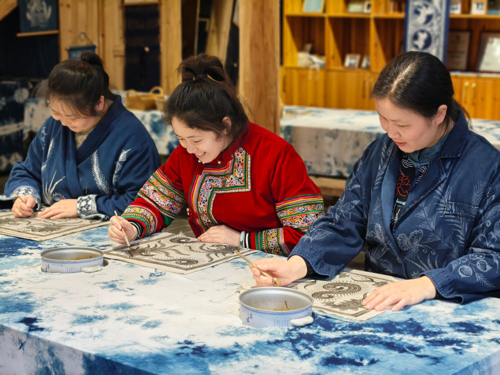 2025年3月14日，村民在肇興侗寨內(nèi)制作蠟染。圖片來源：新華社