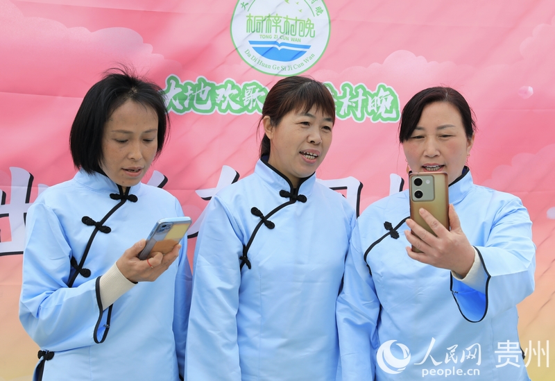 周廷勇（右一）與同伴。人民網 龍章榆攝