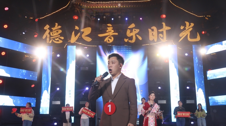 1激烈緊張的角逐現(xiàn)場(chǎng).JPG