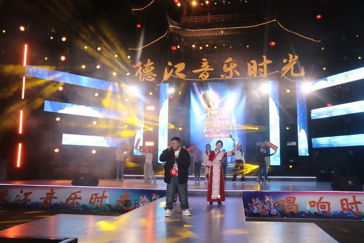 4歌手們?yōu)槭忻窈途W(wǎng)友獻(xiàn)上了一場(chǎng)視聽盛宴.JPG