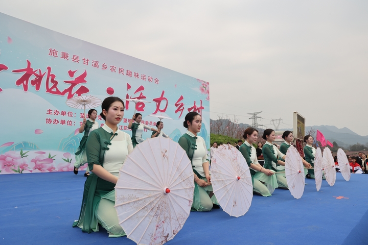 精彩紛呈的文藝表演點(diǎn)燃了現(xiàn)場(chǎng)氣氛1.JPG