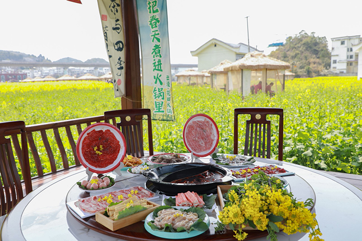 6、在花田邊品嘗火鍋。