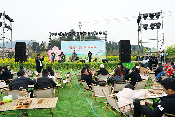 4、仁懷市高大坪鎮(zhèn)花田里的音樂(lè)會(huì)。