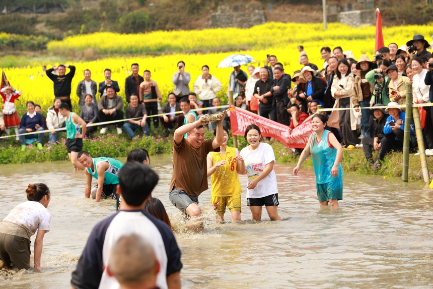 趣味捉魚、抓鴨比賽活動現(xiàn)場。楊家孟攝