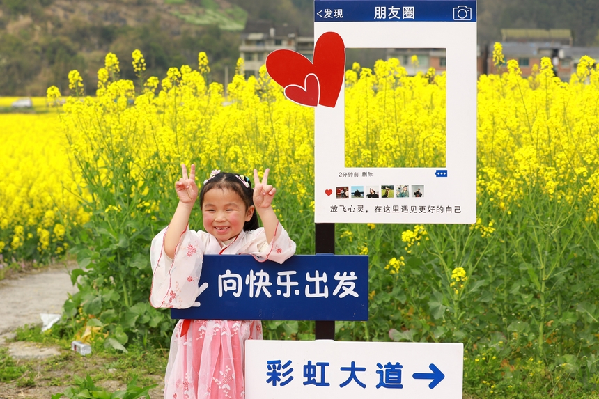 游客拍照打卡。楊家孟攝
