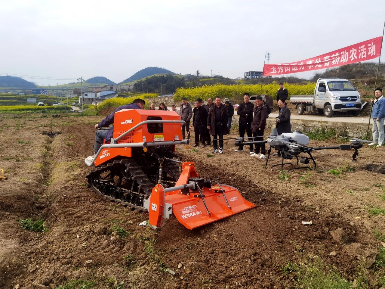 圖為讓農(nóng)戶體驗(yàn)農(nóng)機(jī)在田間操作。