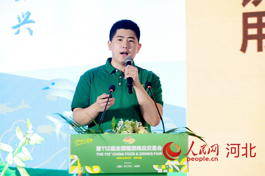 河北塞罕金葫蘆藥業(yè)有限公司總經(jīng)理張軼源作分享。人民網(wǎng)記者 周博攝