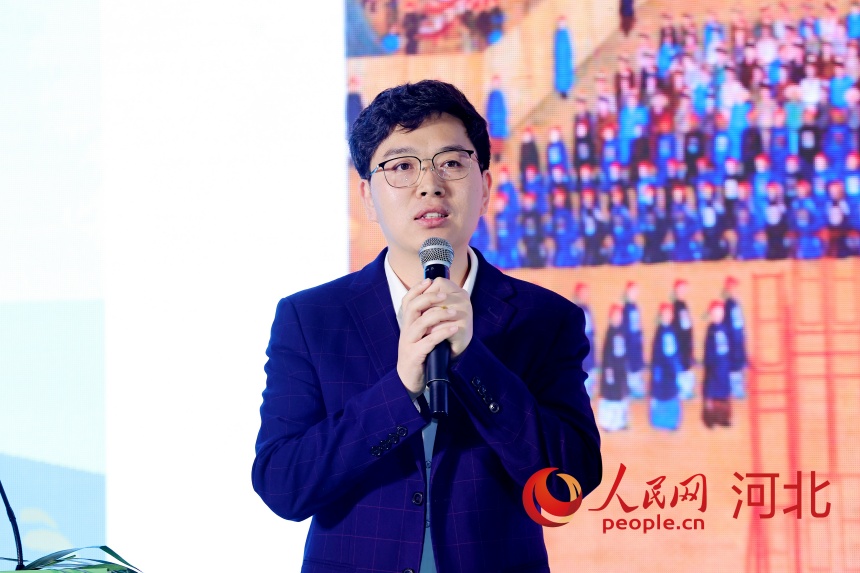 承德泓輝雙合酒業(yè)有限公司品牌宣傳部經(jīng)理孫冬昌作分享。人民網(wǎng)記者 周博攝