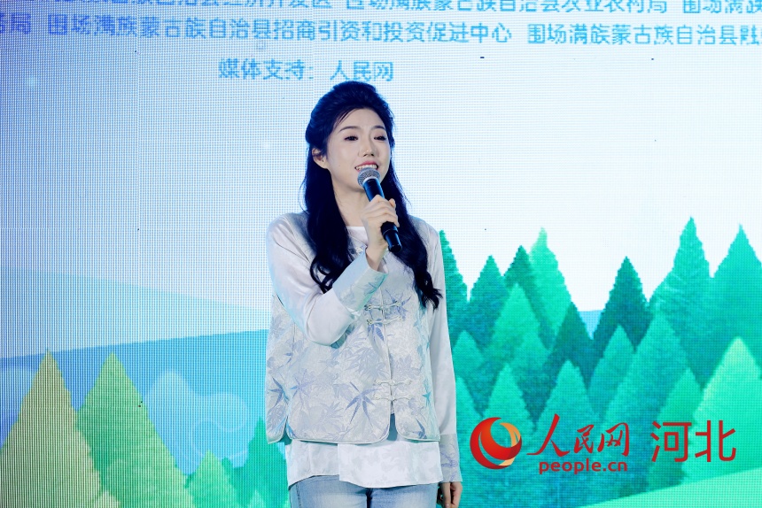 圍場家鄉(xiāng)推薦官于思齊邀請100名網(wǎng)友成為塞罕壩體驗官。人民網(wǎng)記者 周博攝