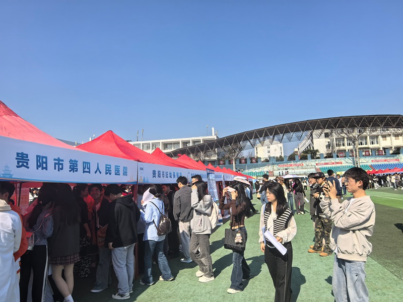 招聘會現(xiàn)場。