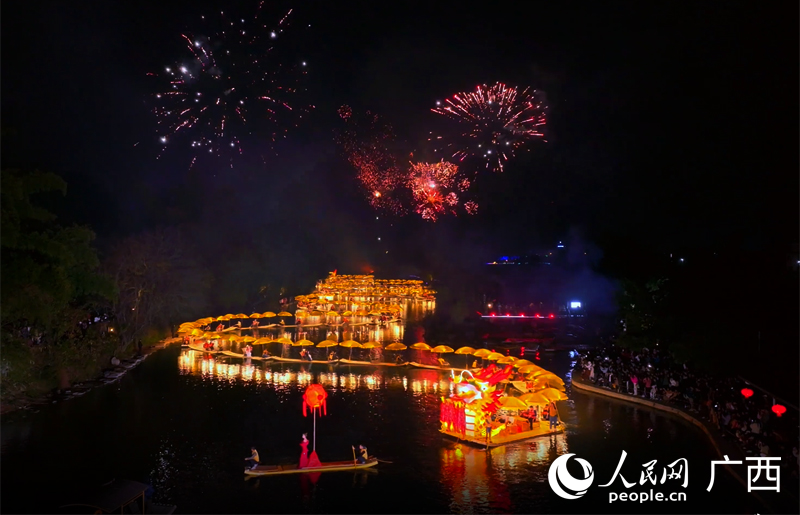 漓江漁火節(jié)“金龍巡游”活動。人民網(wǎng) 付華周攝