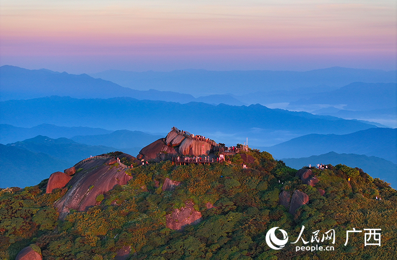 “華南之巔”貓兒山。人民網(wǎng) 雷琦竣攝