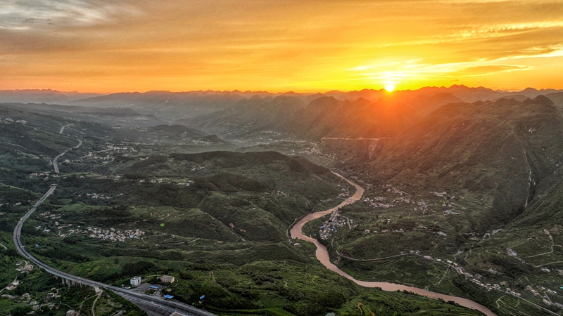 《夕陽下的生機(jī)鎮(zhèn)》。萬飄陽攝