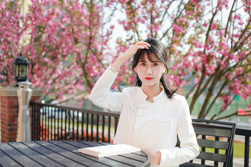 貴州工商職業(yè)學(xué)院櫻花盛開。