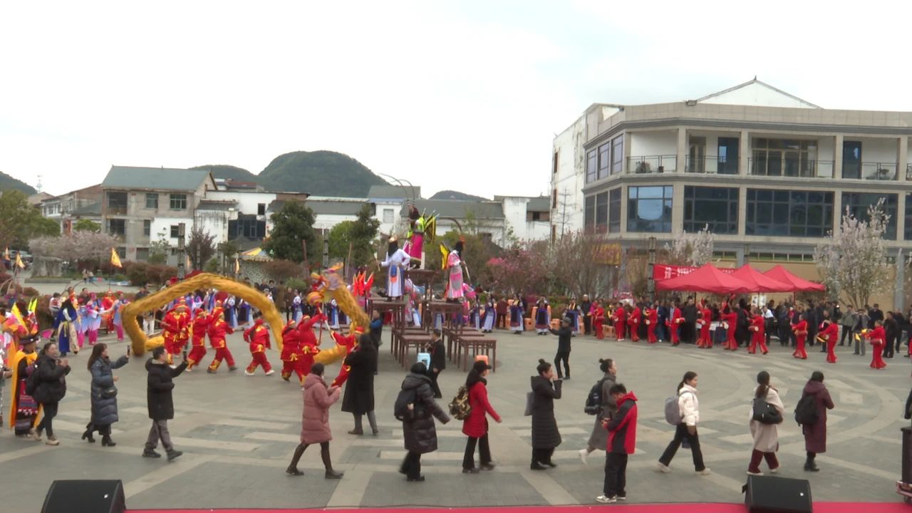 圖為民俗表演現(xiàn)場(chǎng)。