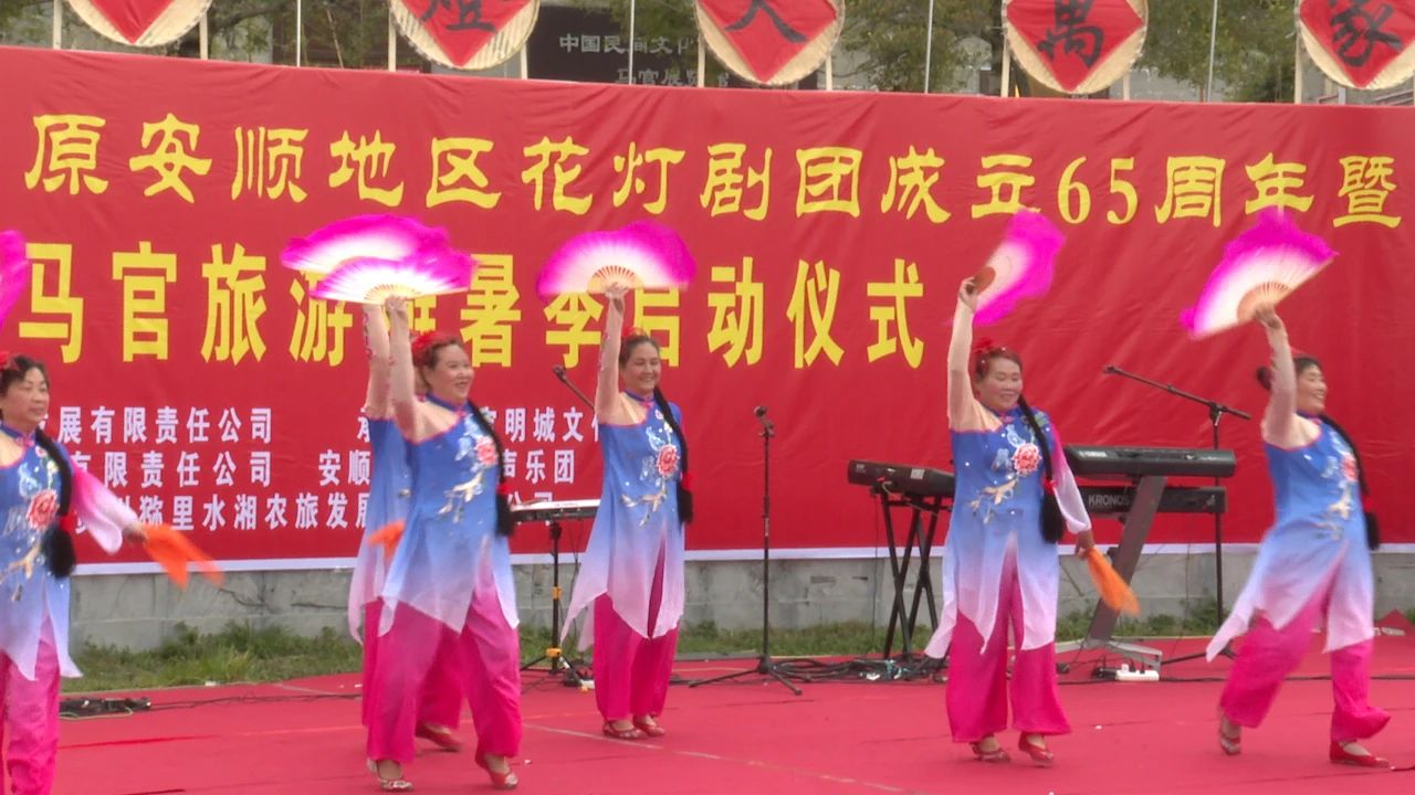 圖為民俗表演現(xiàn)場(chǎng)。