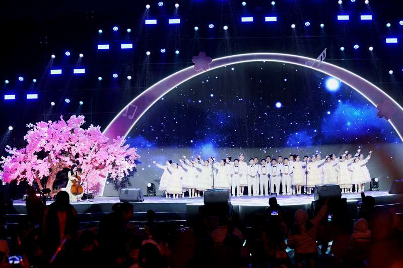 2025中國(guó)-東盟教育交流周“愛(ài)樂(lè)之城·和世界握手”國(guó)際青年春日音樂(lè)會(huì)在貴安奏響。