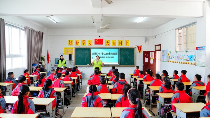 安全教育日主題班會(huì)（羅崢銘 攝） (2).JPG