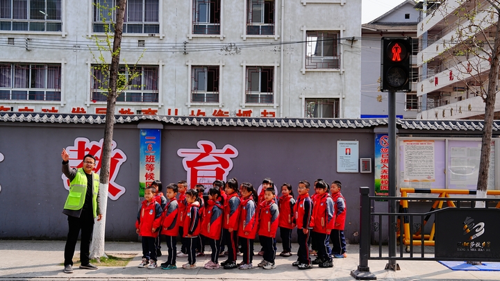 老師現(xiàn)場為學(xué)生講解怎么安全過馬路（羅崢銘 攝） (2).JPG