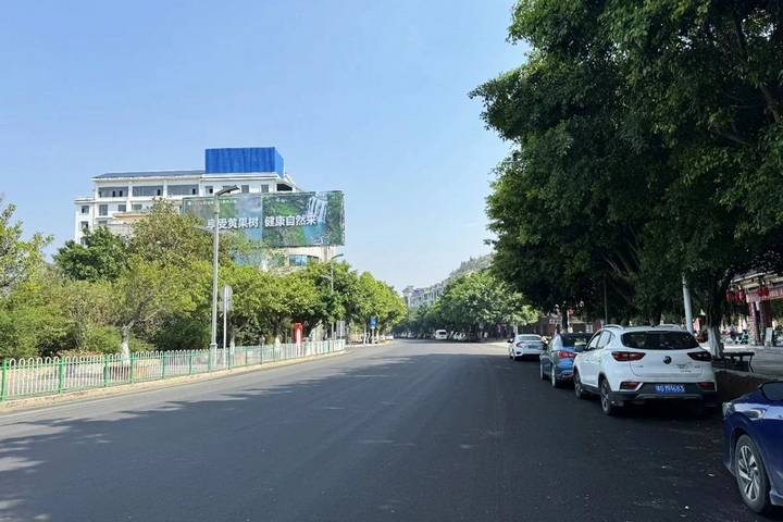 4 圖為黃果樹旅游區(qū)對路面進行提升改造.jpg