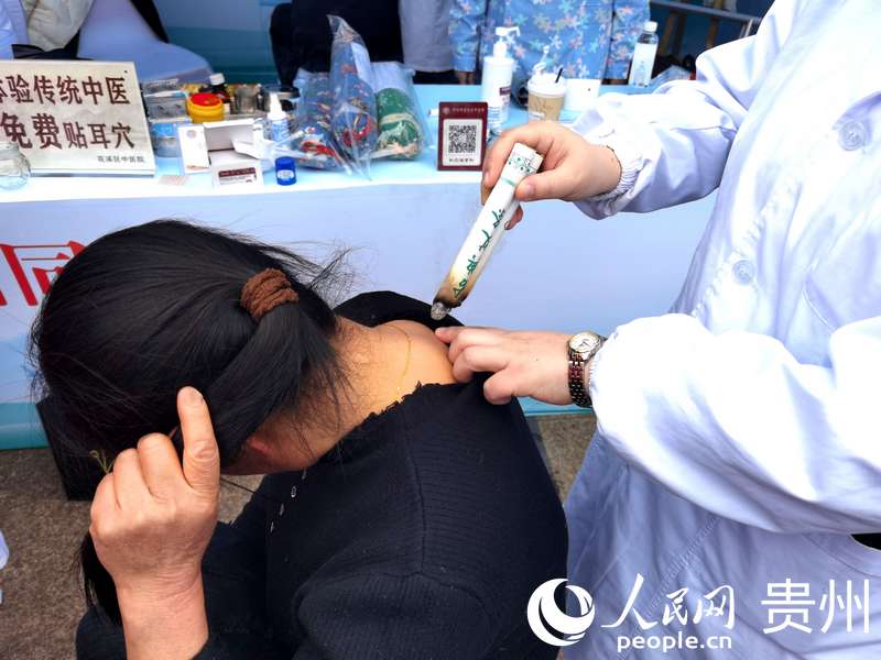 免費(fèi)艾灸體驗。人民網(wǎng)記者 王秀芳攝