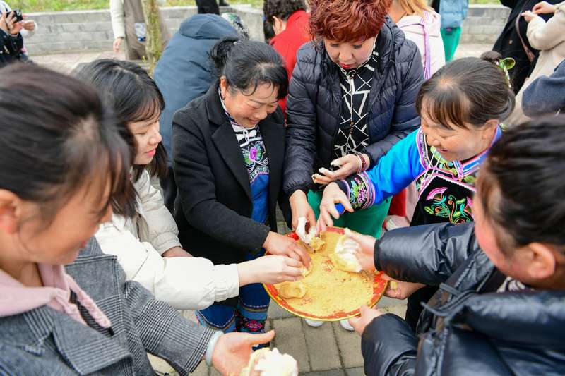 還冒著熱氣的糍粑軟軟糯糯，蘸上豆面讓人愛不釋手。