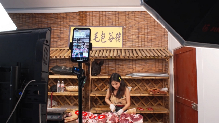 網(wǎng)絡(luò)主播帶貨銷(xiāo)售當(dāng)?shù)赝撂禺a(chǎn)。李昌焯攝